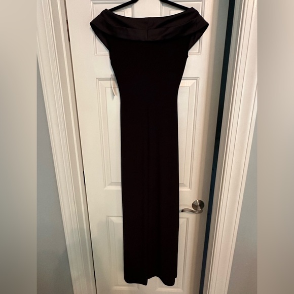 Elegant Black Off-Shoulder Dress - Picture 3 of 5